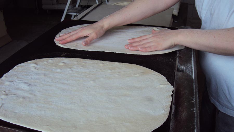 Zubereitung Flammkuchen - Flammkucheneck Wegmann GmbH